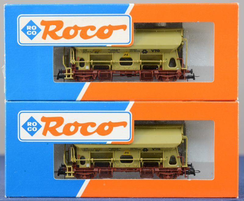 Twee zijlossers ‘VTG kunstmest’ van de Nederlandse spoorwegen voor spoortype HO. In originele dozen.