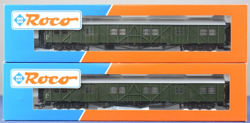 Twee bagagewagons van de Duitse spoorwegen voor spoortype HO. in originele verpakkingen.