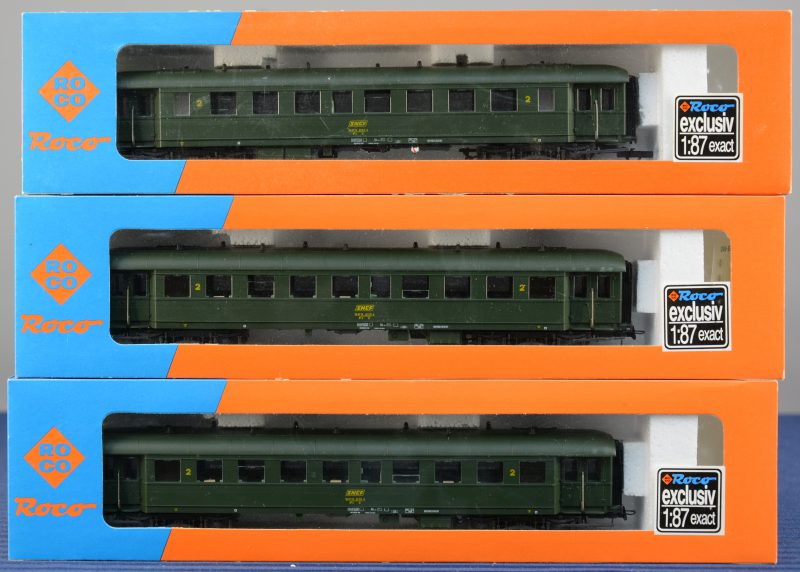 Drie personenwagons 2de klasse van de Franse spoorwegen voor spoortype HO. In originele verpakkingen.