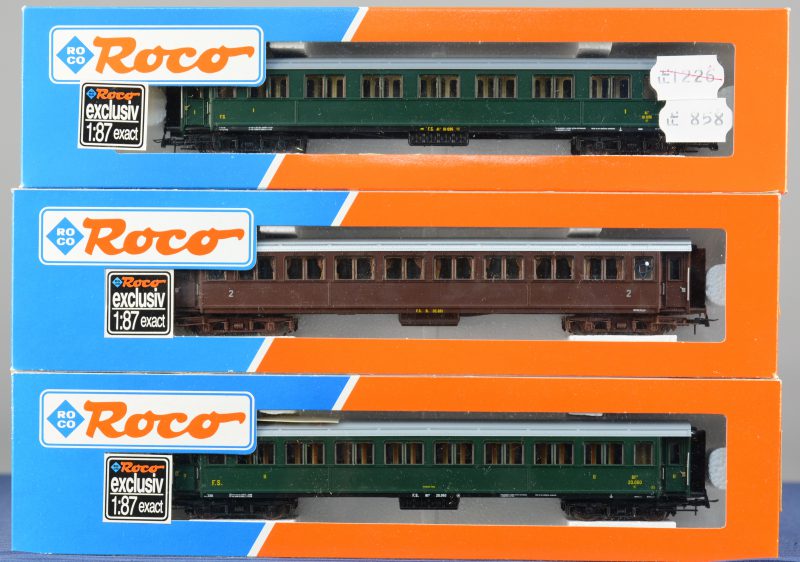 Drie passagierswagens van de Italiaanse spoorwegen, waarbij twee 2de klasse en één 1ste klassa rijtuig. Spoortype HO. In originele dozen.