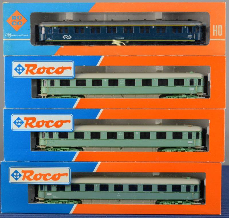 Drie passagierswagons van de Nederlandse spoorwegen, waarbij een 1steklasse rijtuig, een 3de klasse rijtuig en twee 1ste/2de klasserijtuigen.
