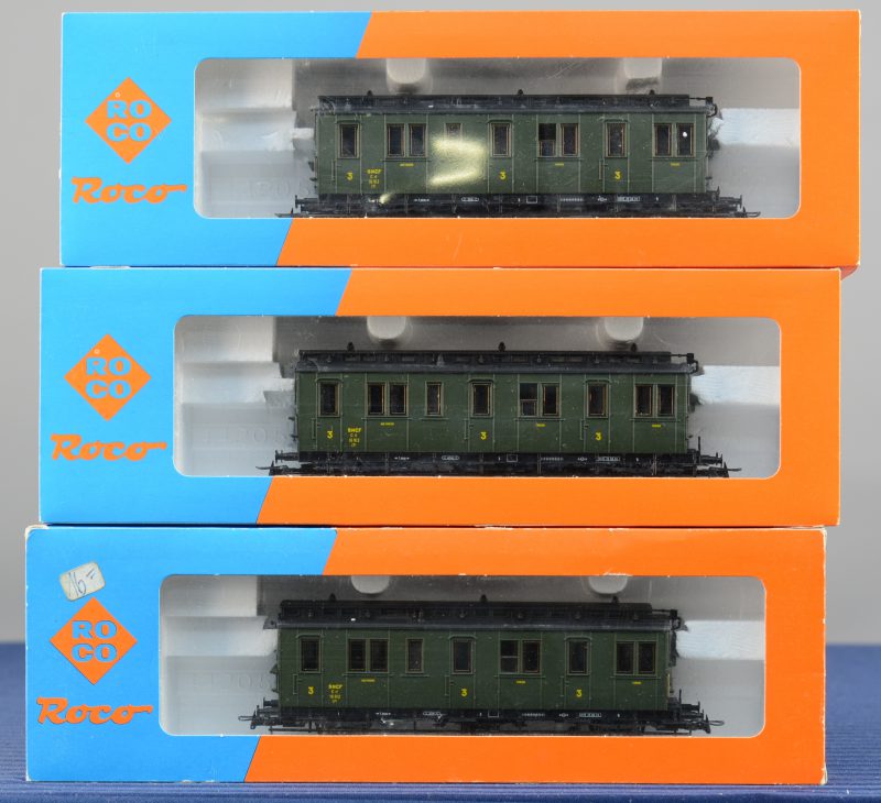 Drie passagierswagons 3de klasse van de Franse spoorwegen voor spoortype HO. In originele dozen.