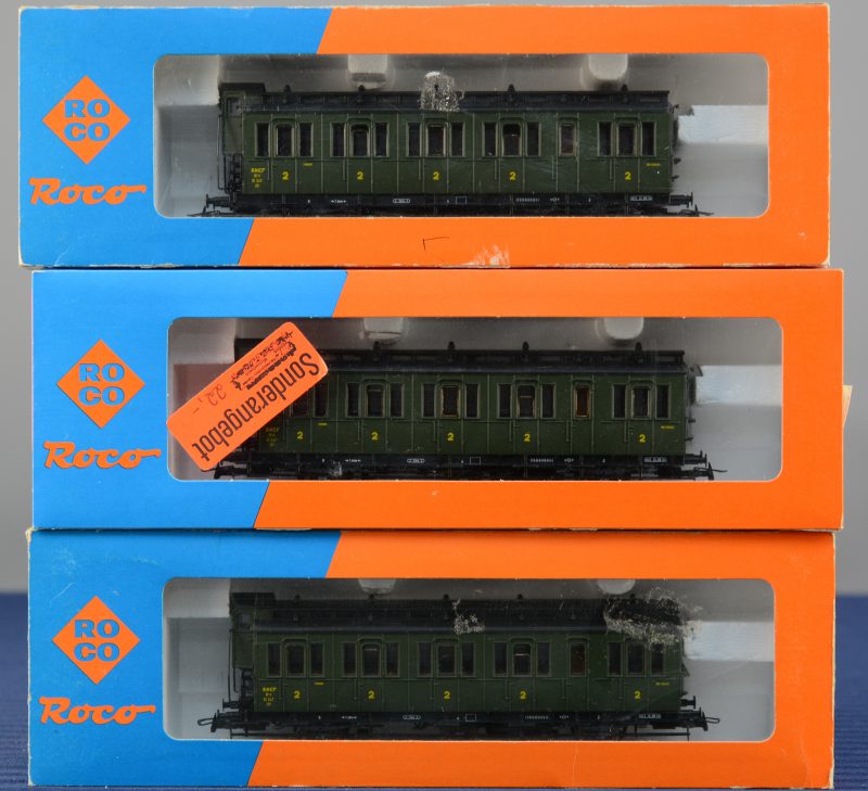 Drie passagierswagons 2de klasse van de Franse spoorwegen voor spoortype HO. In originele dozen.