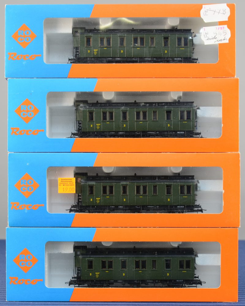 Vier 3de klasse passagierswagons van de Franse spoorwegen voor spoortype HO. In originele dozen.