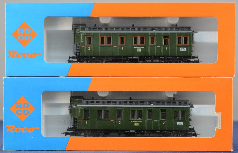 Twee passagierswagons 2de klas van de Deutsche Bundesbahn voor spoortype HO. In originele dozen.