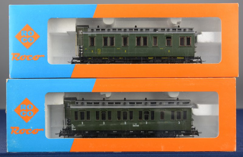 Twee passagierswagons, bestaande uit een 2de klasse rijtuig van de Luxemburgse spoorwegen en een 1ste klasse rijtuig van de Oostenrijkse spoorwegen. Spoortype HO. In originele dozen.