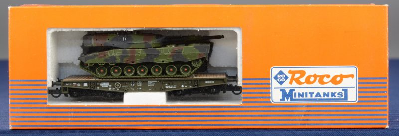 Een platte lastwagon van de Bundeswehr met een Leopard II tank als lading. In originele doos. Zonder wielen. Spoortype Ho. In originele doos.