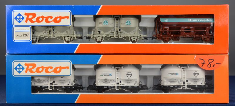 Twee sets met drie silowagons ‘Karsdorfer Zement’ van de Duitse spoorwegen. Spoortype HO. In originele dozen.