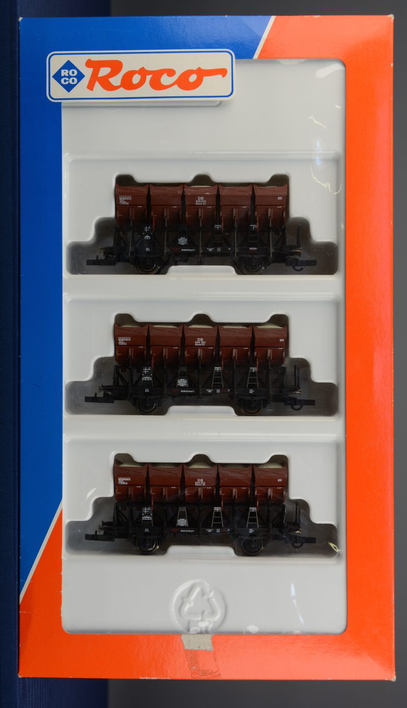 Een set met drie grindwagons van de Duitse spoorwegen voor spoortype HO. In originele doos.