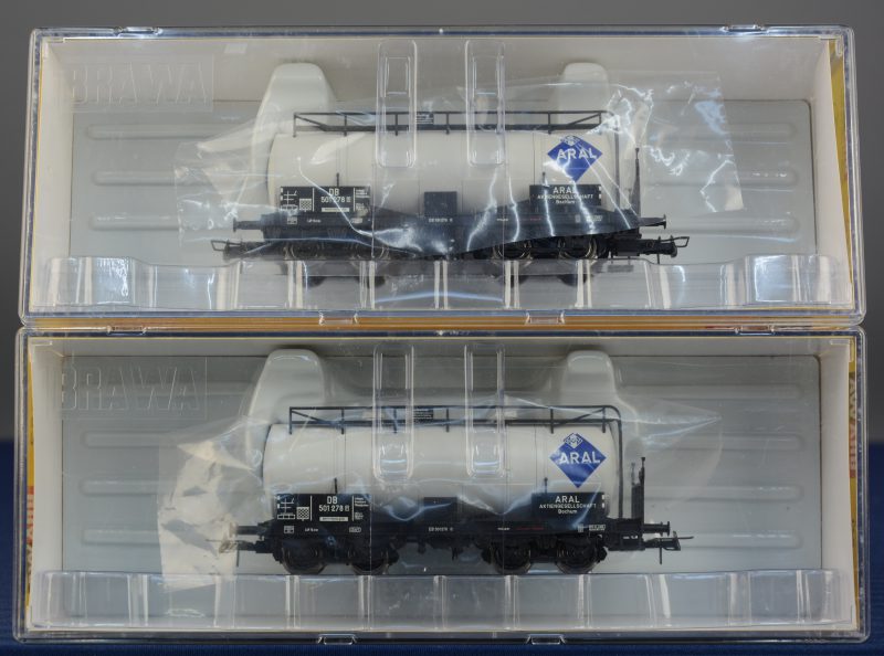 Twee tankwagons ‘Aral’ van de Deutsche Bundesbahn voor spoortype HO. In originele dozen.