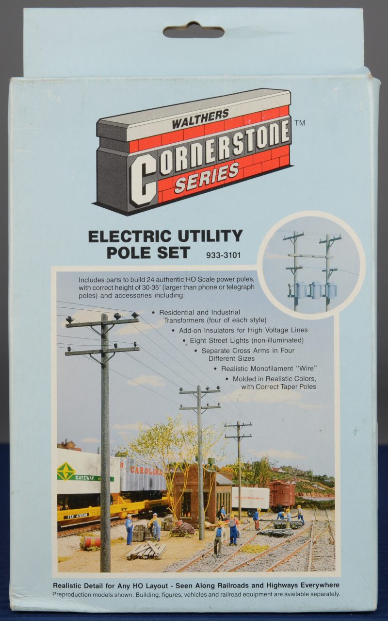 “Electric utility pole set”. Een modelbouwkit op schaal HO. Compleet en in originele doos.