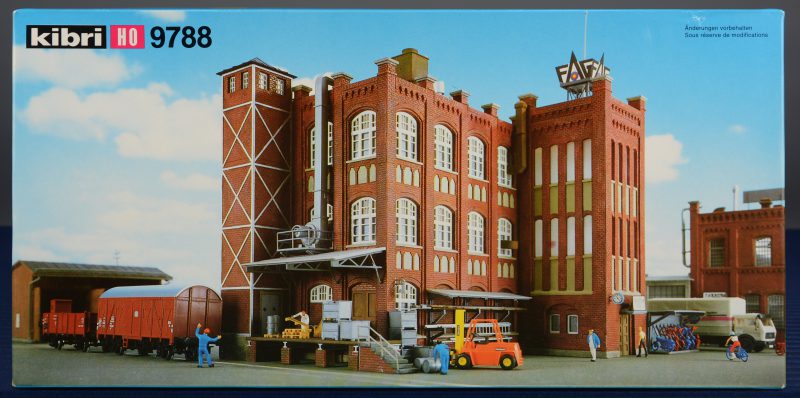 “Groot fabrieksgebouw”. Een modelbouwkit op schaal HO. Compleet en in originele doos.