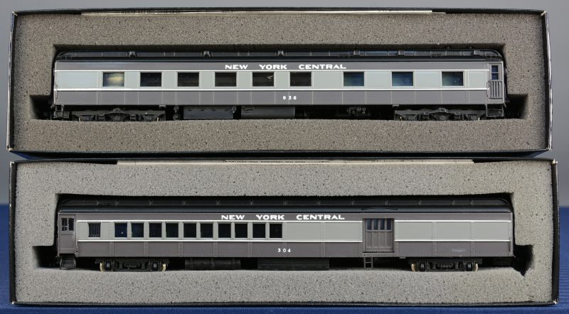 Een passagierswagon en een restauratiewagon van New York Central voor spoortype HO. In originele dozen.