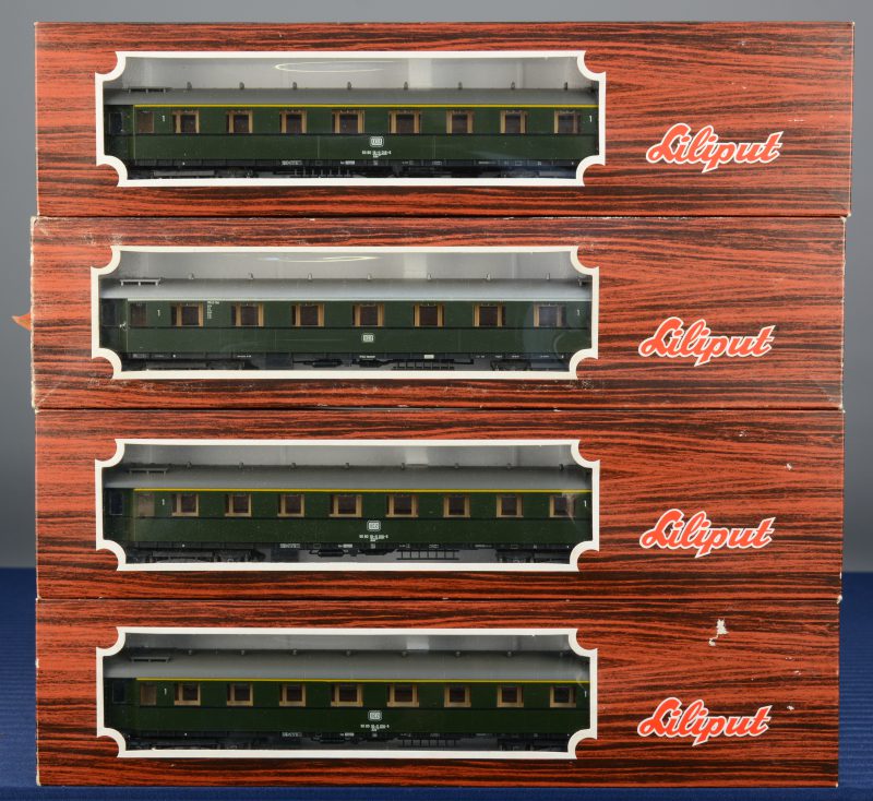 Vier 1ste klasse passagierswagons van de Deutsche Bundesbahn voor spoortype HO. In originele dozen.