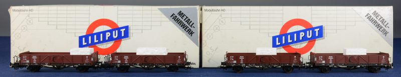 Twee sets met telkens twee open goederenwagons van de Deutsche Reichsbahn voor spoortype HO. In originele dozen.