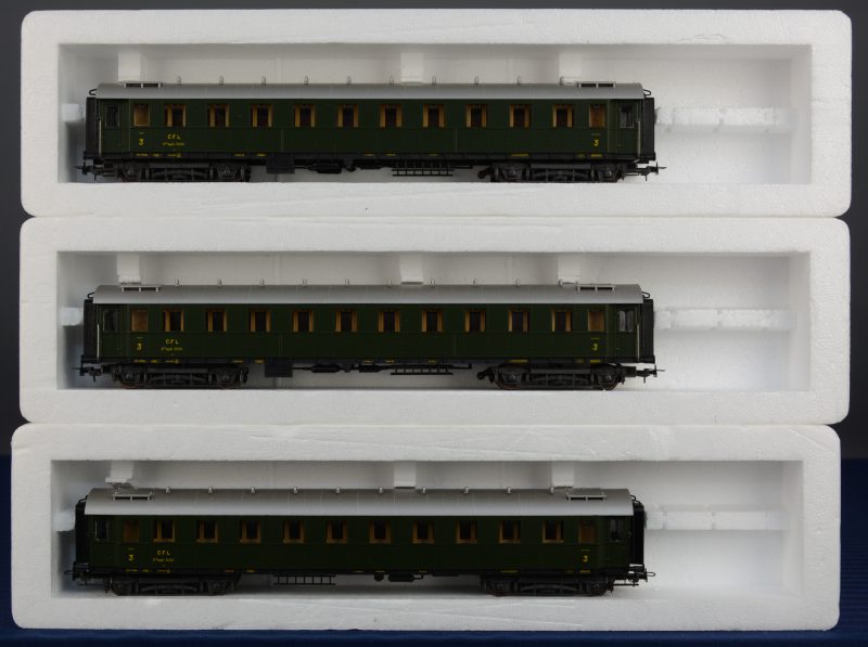 Drie 3de klasse passagierswagons van de Franse spoorlijnen voor spoortype HO. In originele dozen.