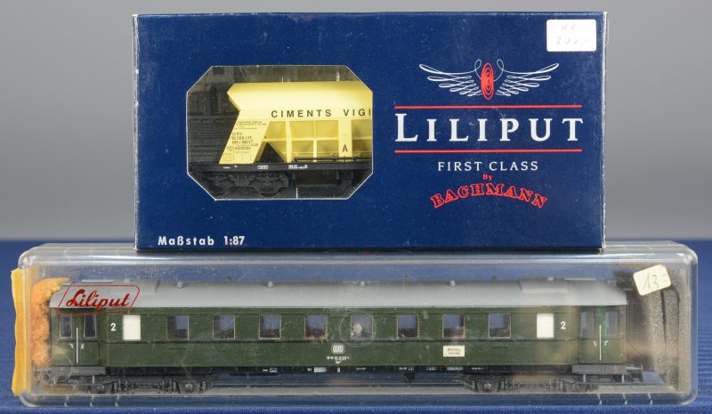 Een Cementhopper van de Zwitserse spoorwegen en een 2de klasse passagierswagon van de Duitse spoorwegen voor spoortype HO. In originele dozen.