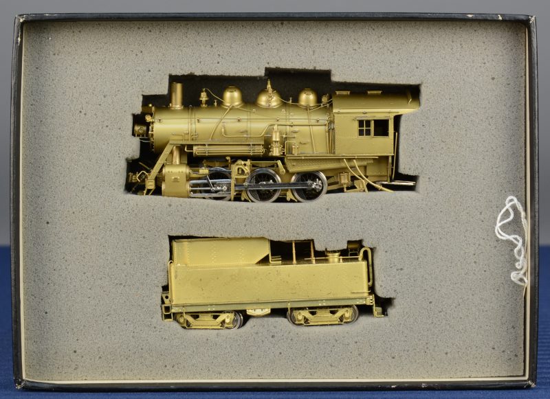 Een 0-6-0 stoomlocomotief met getrokken tender van de Canadese spoorwegen voor spoortype HO. In originele doos.