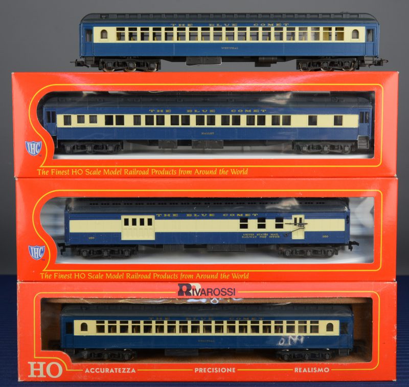 Drie passagierswagons en een bagagewagon van New Jersey Central ‘The Blue Comet’. Spoortype Ho. Drie in originele dozen.
