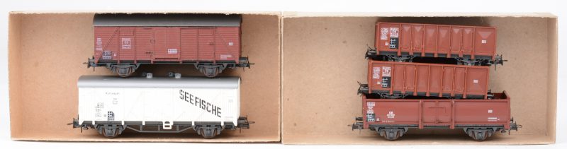 Drie verschillende open goederenwagons, een koelwagen en een gesloten goederenwagon van de Duitse spoorwegen.