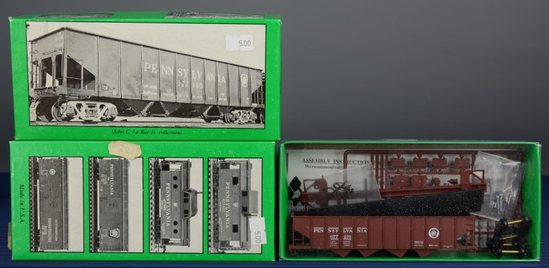 Drie verschillende hopperwagons van Pennsylvania Railroad. Als bouwpaketten. In originele dozen.