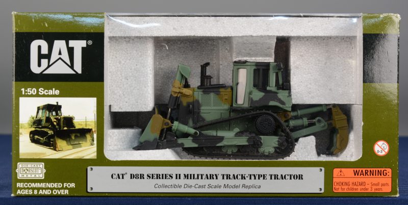 Een CAT D8R Series II militaire bulldozer op schaal 1/50. In originele doos.