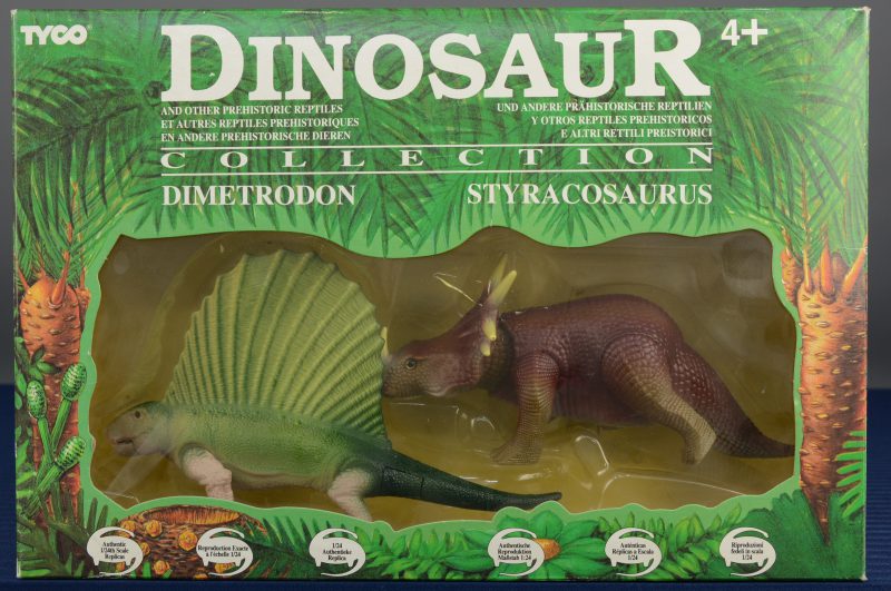 twee speelgoeddinosaurussen in originele verpakking.