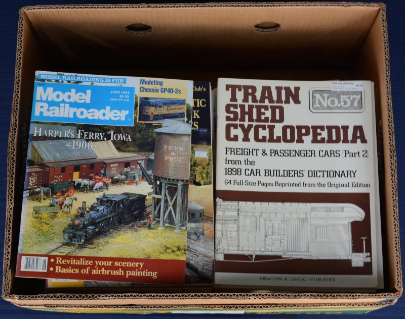 Een groot lot tijdschriften met betrekking tot modelspoorbouw en treinen, bestaande uit uitgaves van ‘Model railroader’, ‘Train Shed cyclopedia’, ‘Voies ferrees’