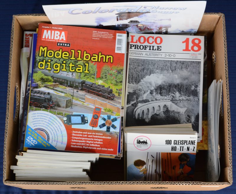 Een gevarieerd lot tijdschriften, handboeken en catalogi met betrekking tot modelspoorbouw en militaria, waaronder ‘Train miniature magazine’, ‘Armes Militaria magazine’, ‘Loco profile’, ‘Kleine Modelbahn Reihe’, enz.