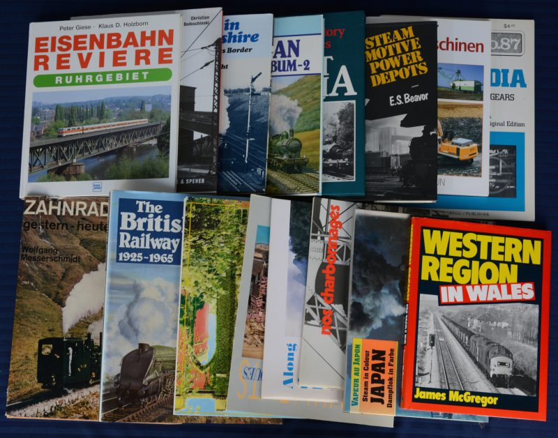 Een gevarieerd lot boeken met betrekking tot treinen, modelbouw en internationale spoorwegen. 16 stuks