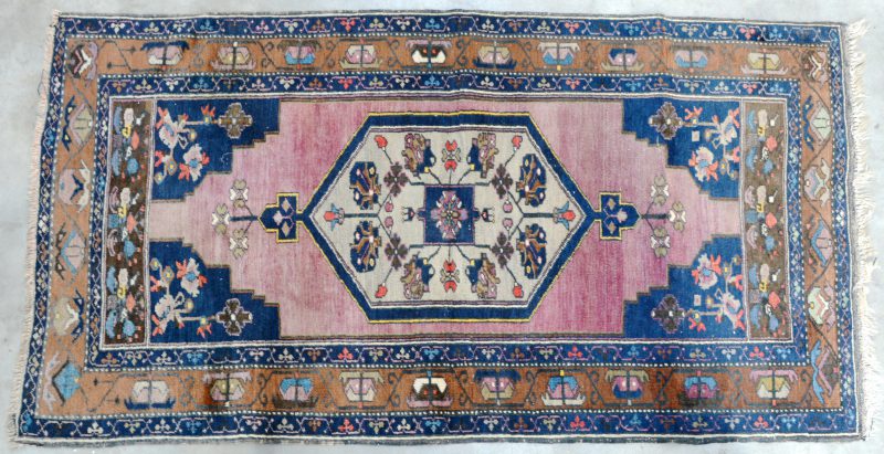 Een handgeknoopt Kaukasisch wollen tapijt.