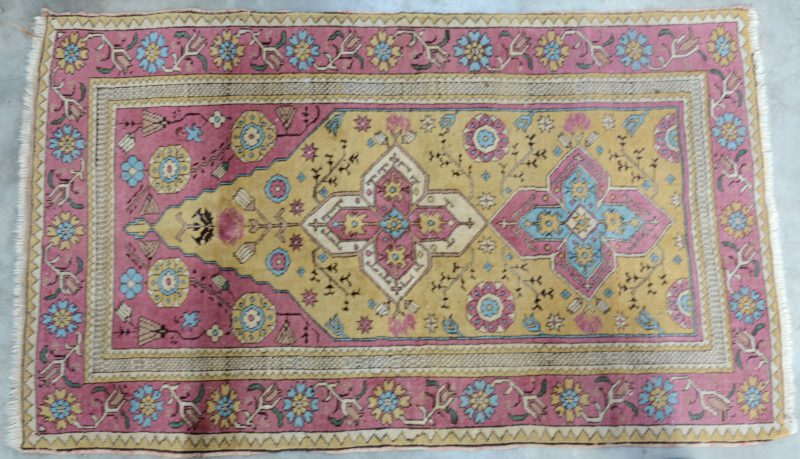 Een Kaukasisch handgeknoopt wollen tapijt.