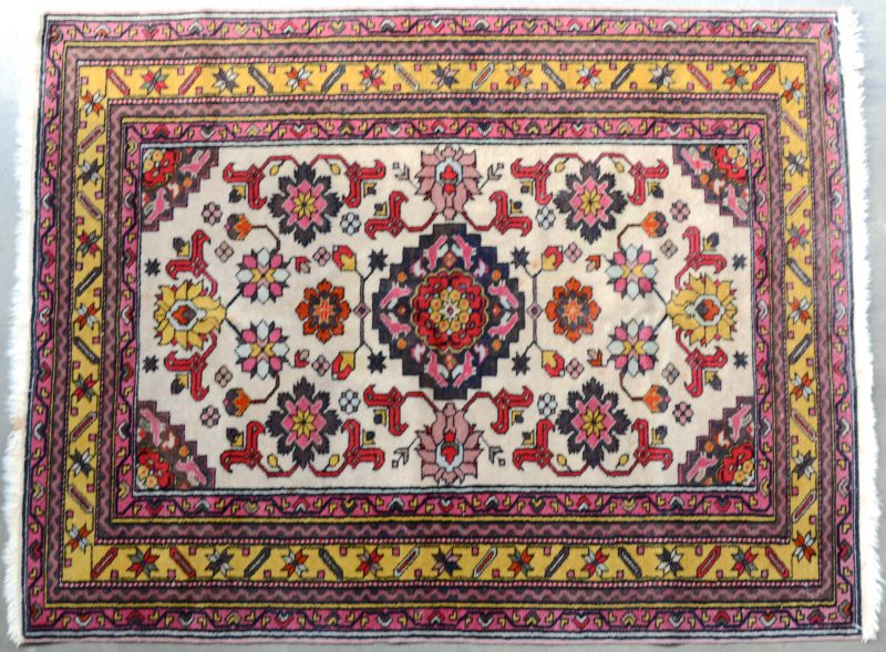 Een Perzisch handgeknoopt wollen tapijt.