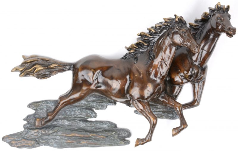 “Springende paarden.” Bronzen beeld.