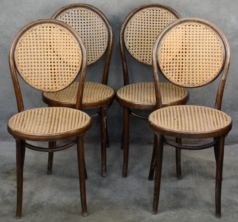 Een reeks van vier caféstoelen van stoomgebogen beukenhout met gecanneerde zit en rug in de stijl van Thonet. Pools werk.
