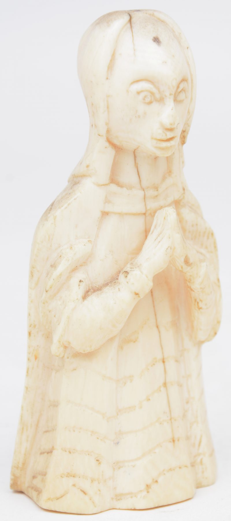 Een antiek Onze-Lieve-Vrouwenbeeldje van gebeeldhouwd ivoor.
