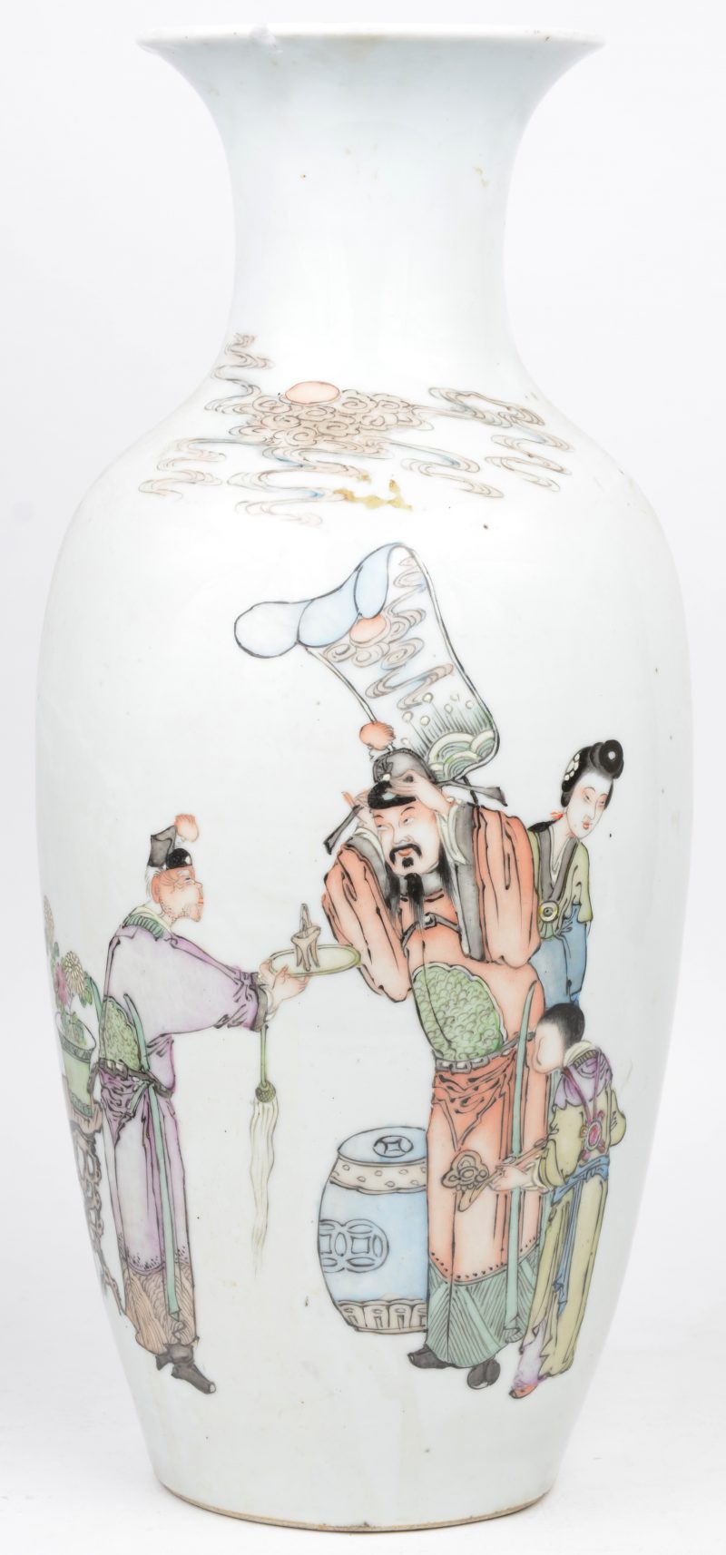 Vaas van Chinees porselein met decor van personages en een tekst.