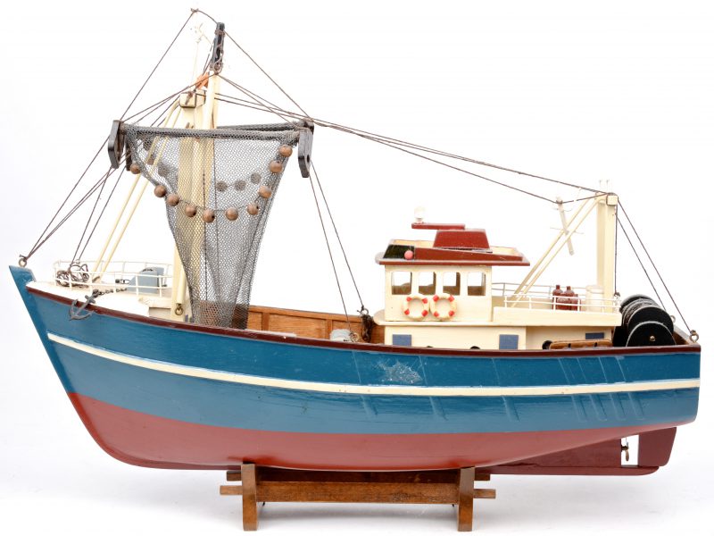 Houten maquette van een vissersboot.