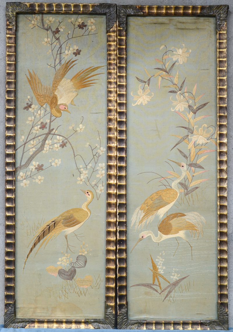 Paar panelen van zijde met versiering van vogels. Slijtage.