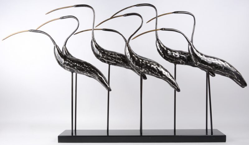 Een modern metalen kunstwerk in de vorm van acht gestileerde vogels. Gemerkt ‘Austin’.