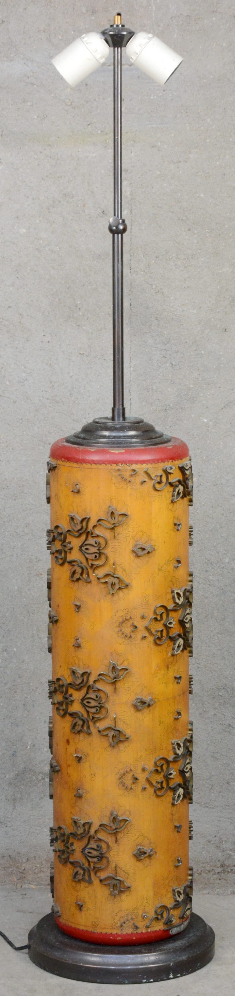 Een oude houten drukrol voor behangpapier, gemonteerd als lamp.