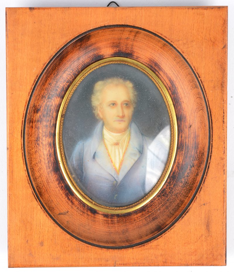 “Herenportret”. Een handgeschilderd miniatuur op ivoor. Periode 1800 - 1820. Gesigneerd.