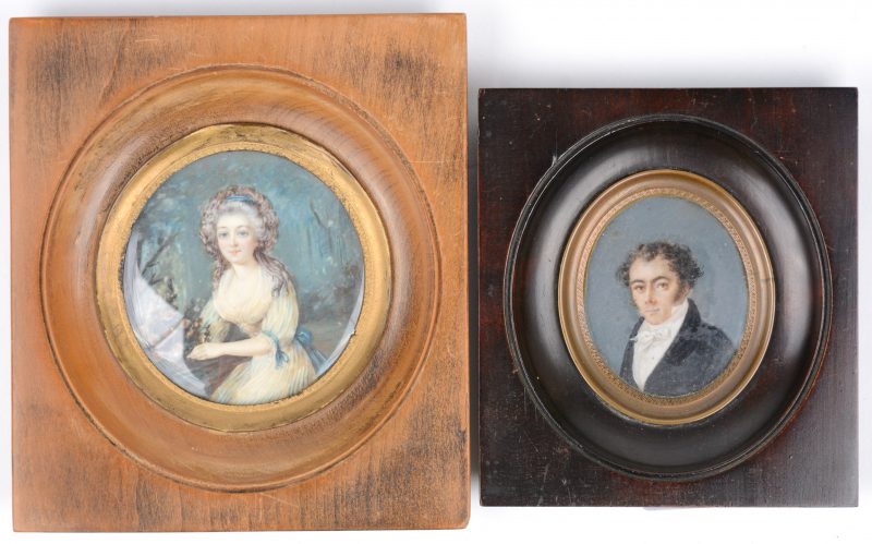 “Herenportret” & “Damesportret. Twee handgeschilderde miniaturen, waarbij het eerste op perkament en het tweede op ivoor. Resp. XVIIIe en XIXe eeuw.