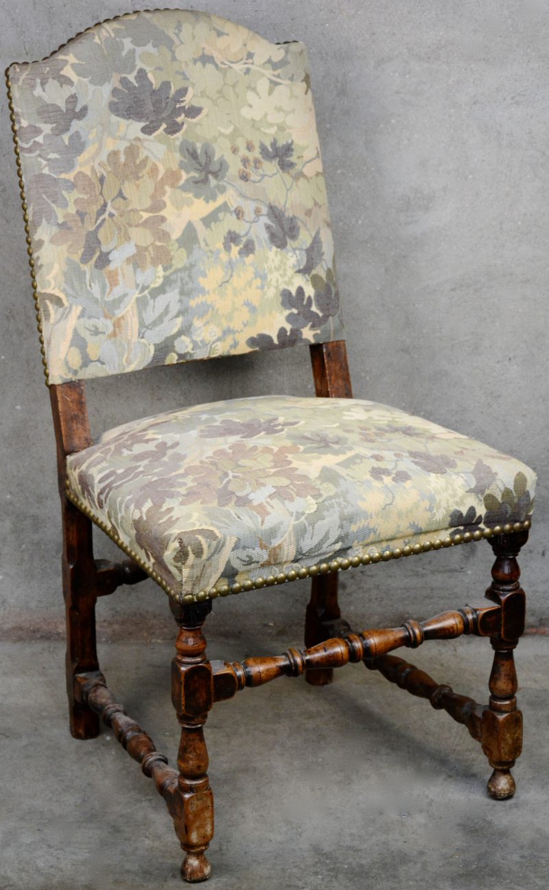 Een antieke notenhouten stoel, bekleed met tapisserie. Overgang Lodewijk XIV - Lodewijk XV.