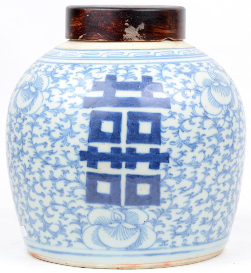 Een Chinese gemberpot van blauw en wit porselein met een decor van lang-levenstekens en met een houten deksel.