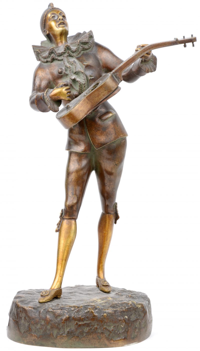 “Pagliacci met gitaar.” Bronzen beeld.