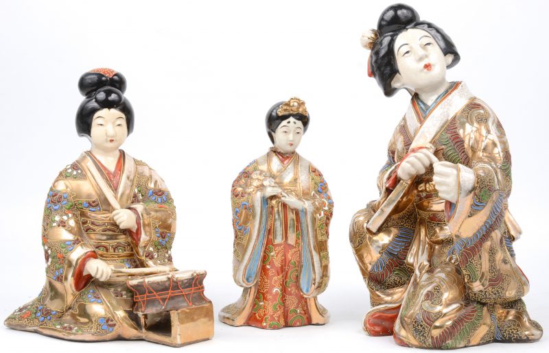 Drie verschillende geisha’s van Satsuma-aardewerk. Onderaan gemerkt.
