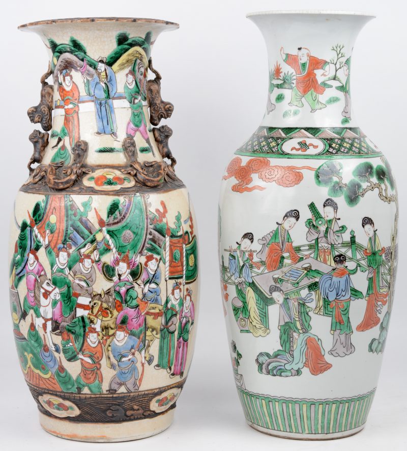 Twee Chinese vazen met meerkleurige decors van personages, waarbij één van porselein en één van Nankin-aardewerk.