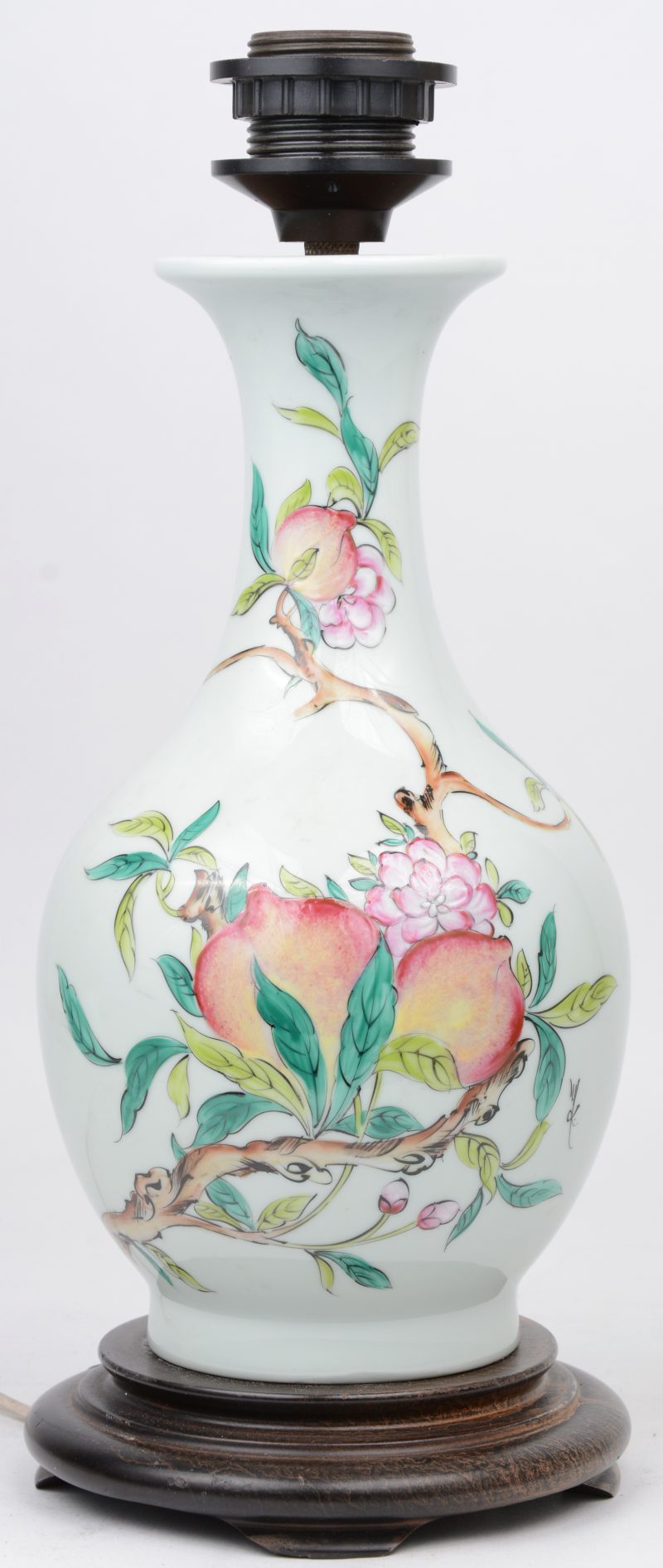 Een buikvaas van Chinees porselein met een meerkleurig decor van perziken. Gemonteerd als lampvoet.