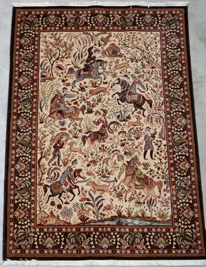 Een Perzisch wollen karpet met een decor van ruiters.